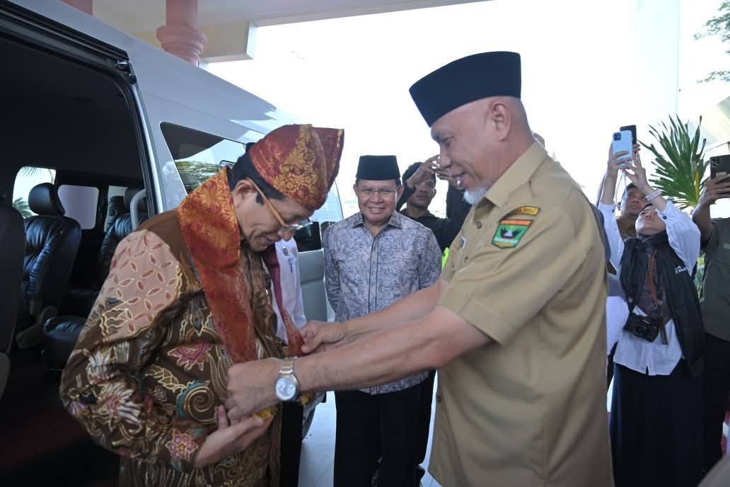 Gubernur Mahyeldi Sambut Kedatangan Menteri Agama dengan Nuansa Adat Minangkabau