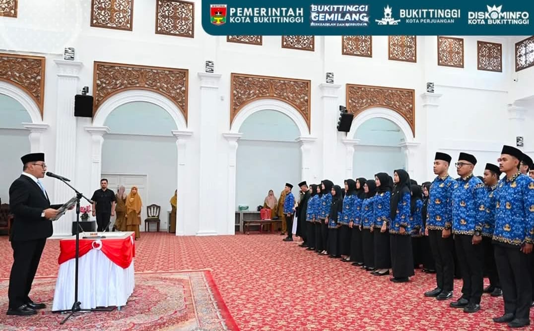 Wako Ramlan Serahkan SK 58 PNS di Lingkungan Pemko Bukittinggi