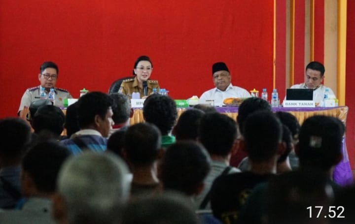 Bupati Karolin Margret Natasa Minta Warga Ikuti Pendataan Lahan Eks PT Aria