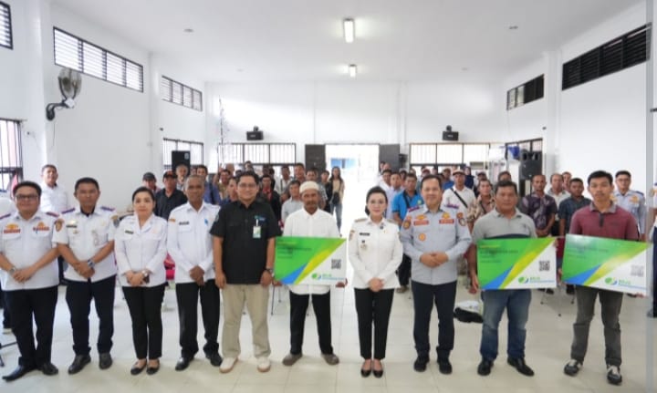 “Sedia Payung Sebelum Hujan” untuk Para Pekerja Jalanan di Landak