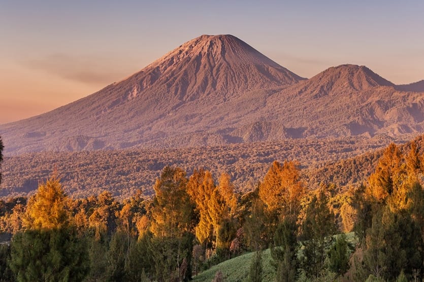 Pendakian Gunung Semeru Dibuka Kembali Bagi Wisatawan