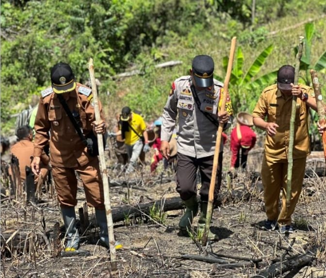Polri dan Warga Desa Kepari Bersatu Tanam Jagung Hibrida, Semai Harapan Ketahanan Pangan