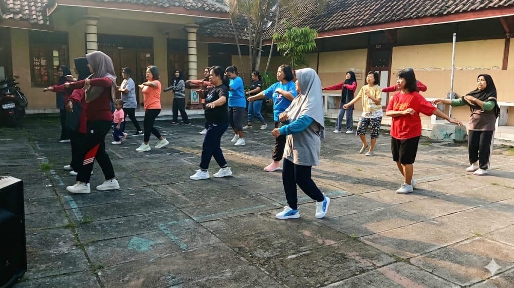 Sambil Senam, Mahasiswa Unisa Surakarta Ajak Warga Terapkan Pola Hidup Sehat