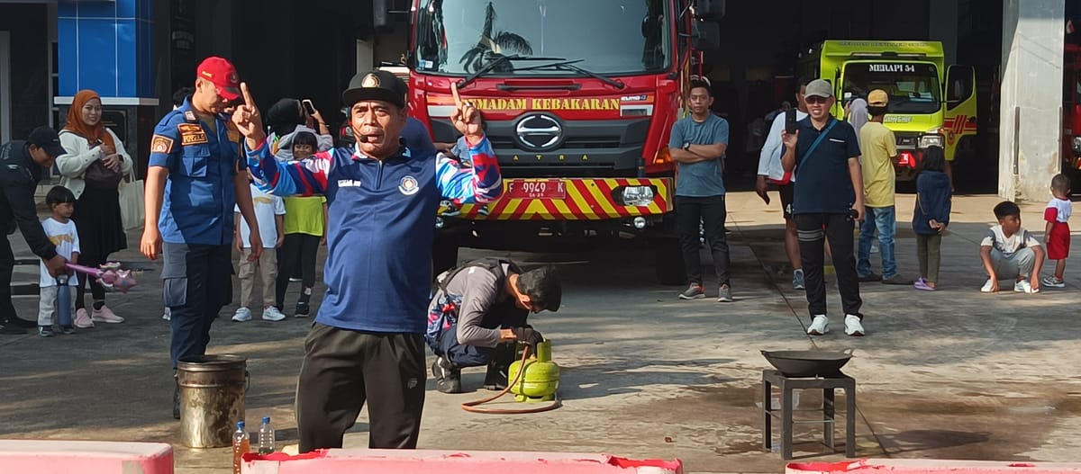 Damkar Pemkab Bogor Beri Edukasi Kepada Masyarakat Saat Car Free Day