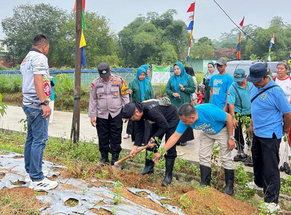 14 Desa Di Kecamatan Jonggol Serentak Lakukan Penanaman 1.000 Pohon Dan Bersihkan Lingkungan
