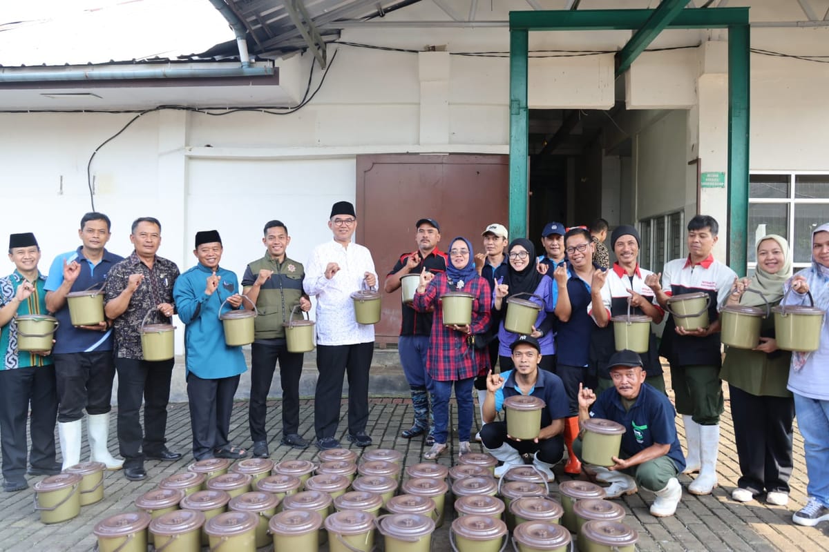 Sekda Bogor Salurkan Daging Kurban Khusus Untuk Para OB, Petugas Kebersihan dan Tenaga Keamanan