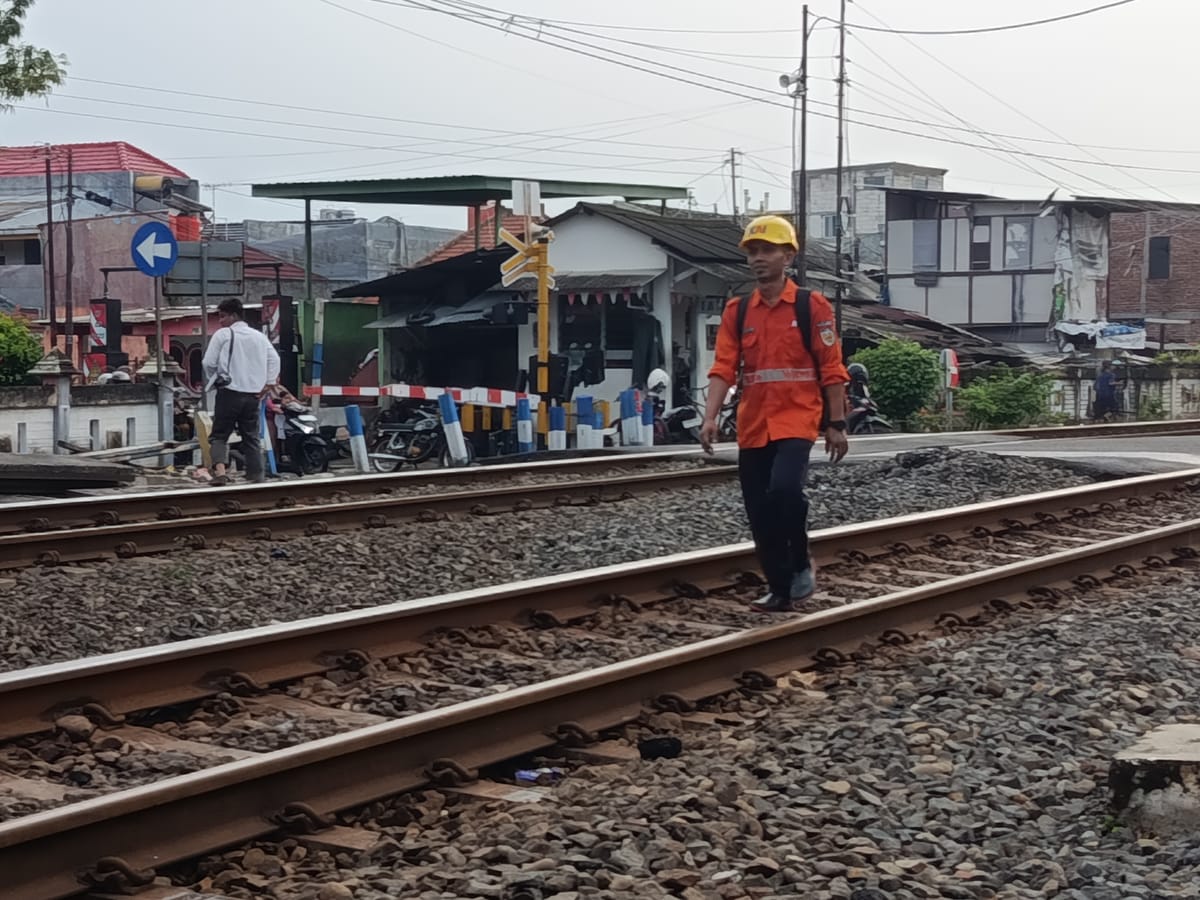 Menjaga Rel, Menjaga Nyawa: Langkah Sunyi 118 Penjaga Jalur KAI Daop 4 Semarang