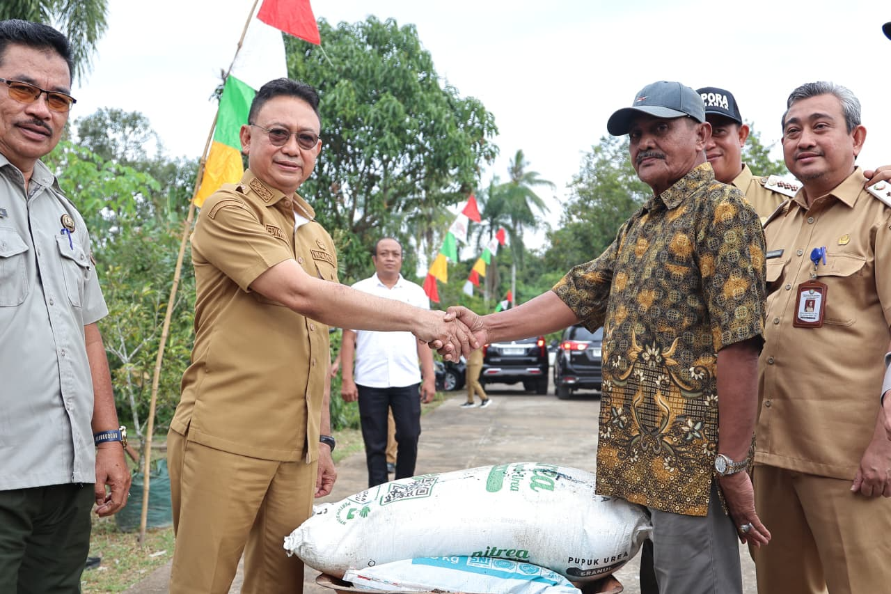Petani Jalan Flora Bertahan di Tengah derasnya Kepungan Perumahan