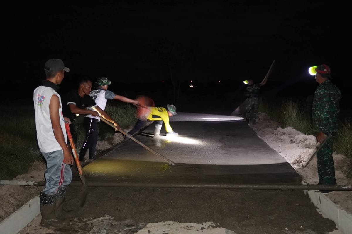 "Bertempur" Ditengah Gelap, Satgas TMMD ke-128 Kodim 1425/Jeneponto Kebut Pengecoran Jalan