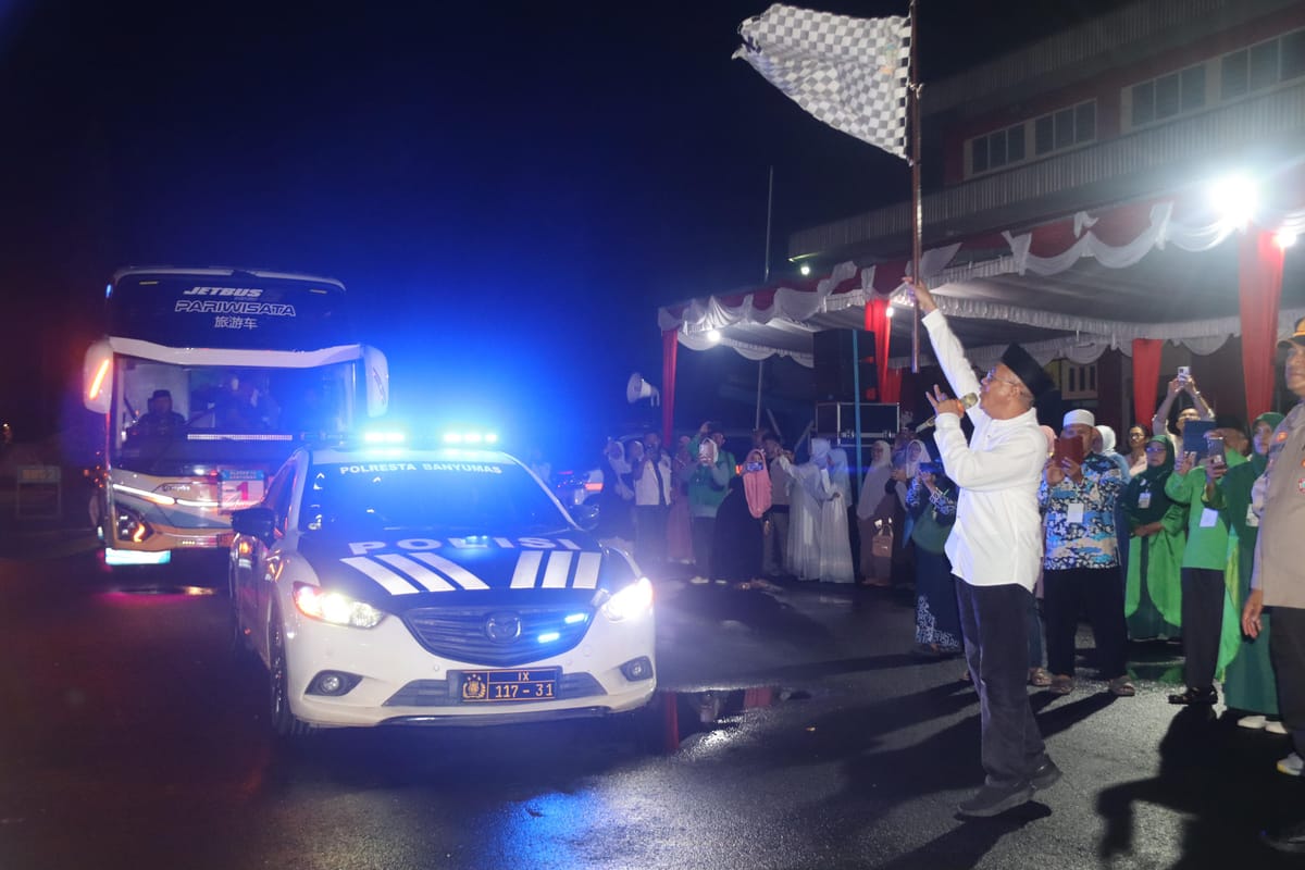 Bupati Sadewo Berangkatkan 354 Calon Jemaah Haji Banyumas Kloter 74 ke Donohudan