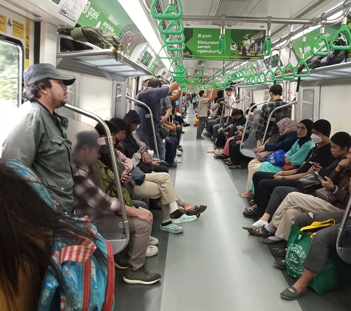 Intip Kondisi KRL Bogor - Jakarta Saat WFH, Benarkah Lebih Manusiawi ?