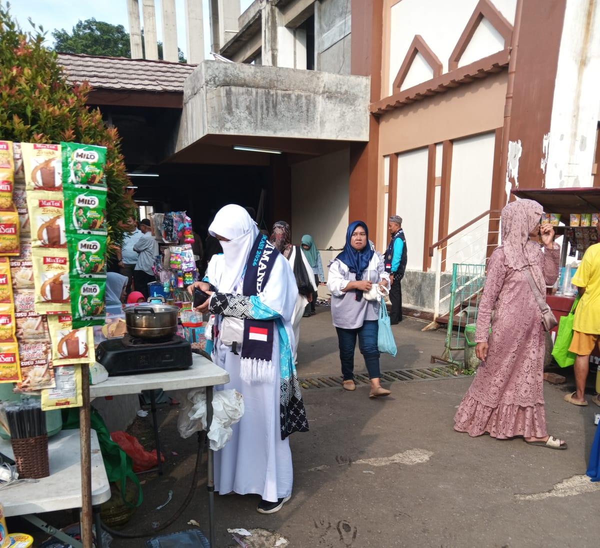Momen Jemaah Haji Bekasi Santap Jajanan Bersama Keluarga Sebelum Terbang ke Tanah Suci