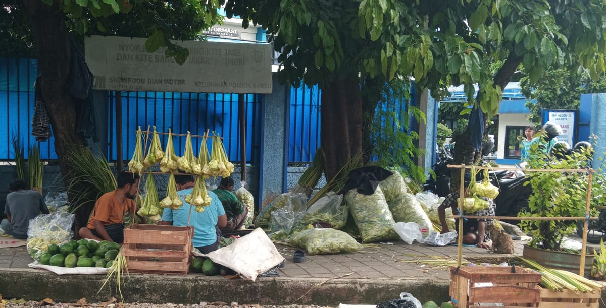 Kisah Perajin Janur Asal Banten Mengais Rezeki Lebaran Haji di Trotoar Ibu Kota