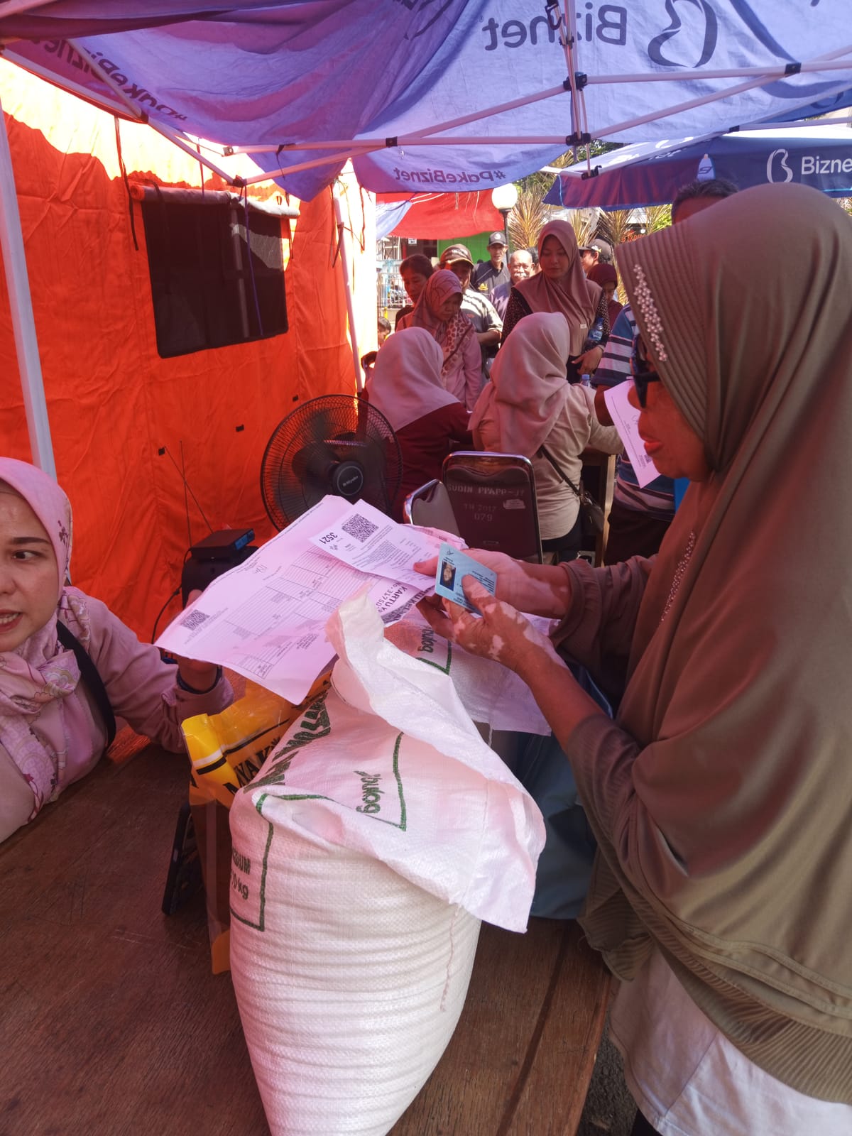 Warga Duren Sawit Antre Mengular Ambil Bansos Beras dan Minyak Goreng di Tengah Lesunya Daya Beli