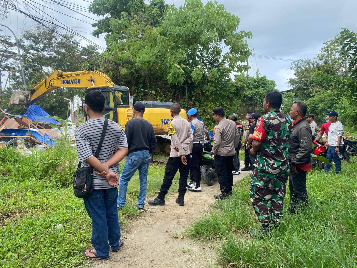 Personel Gabungan TNI-Polri dan Satpol PP Amankan Penertiban Kios Ilegal di Kawasan Pemda III Tihu