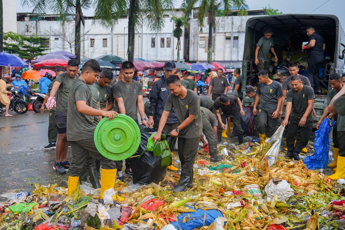 Wujudkan Lingkungan Asri, Prajurit Kodam XV/Pattimura Bersihkan Kota Ambon