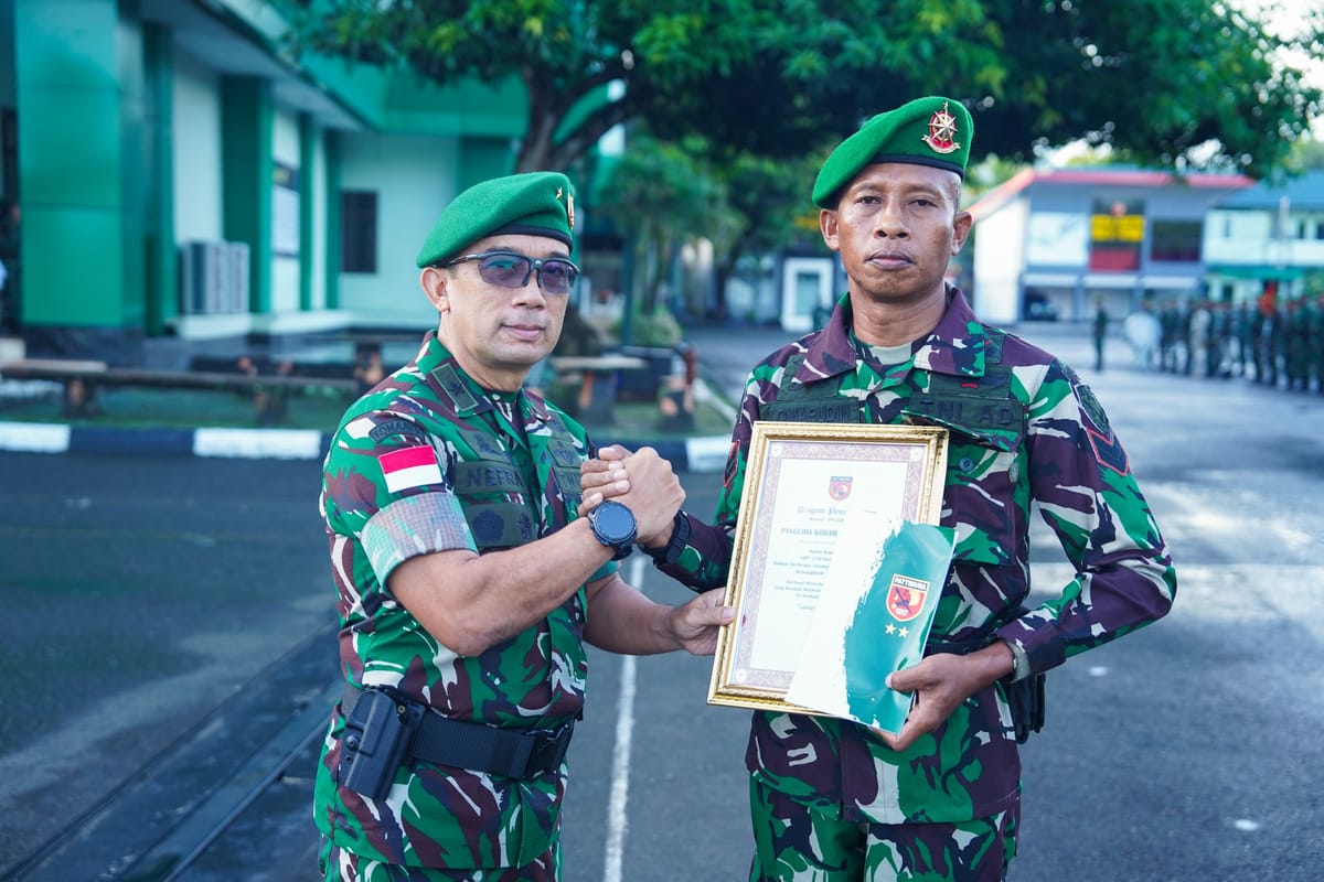 KODAM XV/Pattimura Beri Penghargaan Kepada Sertu Kamarudin Atas Aksi Heroik di Jembatan Merah Putih