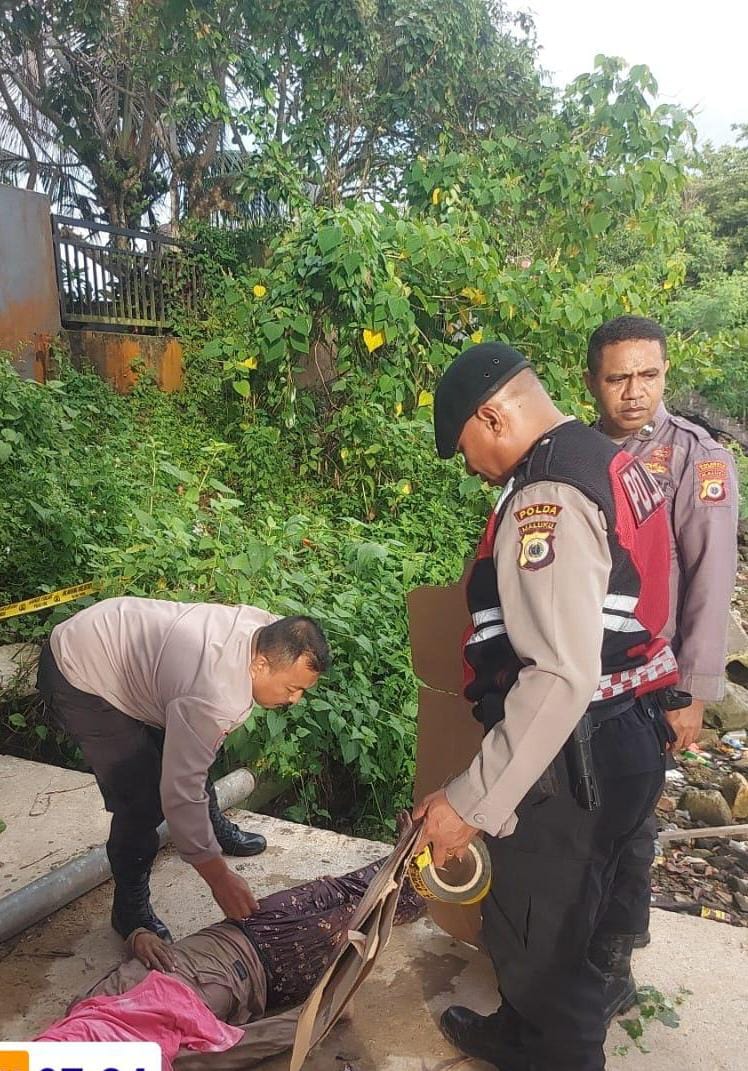 Polisi  Evakuasi Jenazah Perempuan di Muara Sungai Wai Ruhu, Identitas Korban Masih Didalami