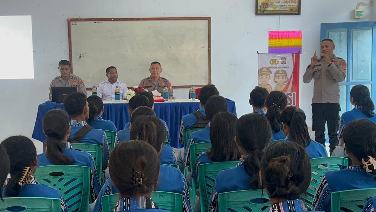Program Polisi Mengajar" Pelajar SMA Kristen Saumlaki Dibekali Literasi Hukum dan Pencegahan Bullying