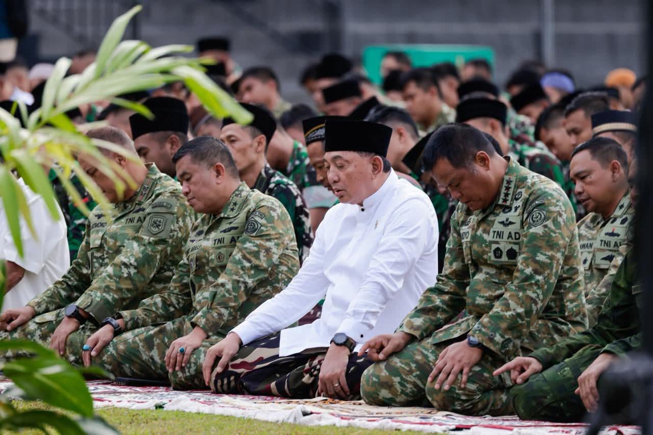 Menhan Sjafrie Sjamsoeddin Salat Iduladha 1447 H di Makodam XVIII/Kasuari, Manokwari