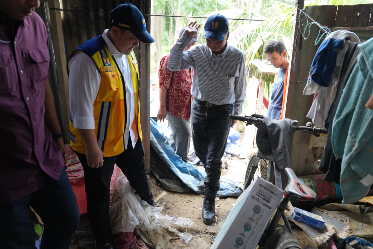 Melalui Padat Karya Tunai 23 Titik di Aceh Tamiang Cepat Pulih Aceh – Spektroom :  Menteri