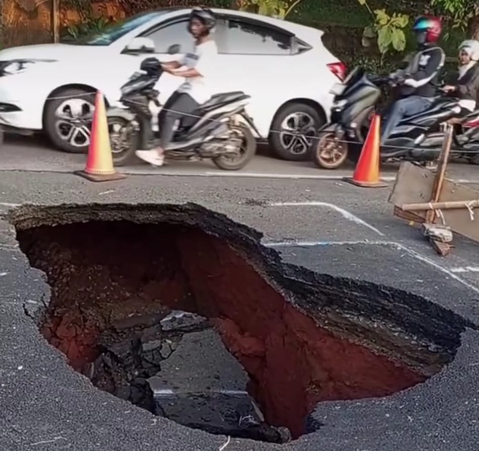 Jalan Lenteng Agung Jaksel Amblas Sudin Binamarga dan SDA DKI Jakarta Selatan segera Turun Tangan