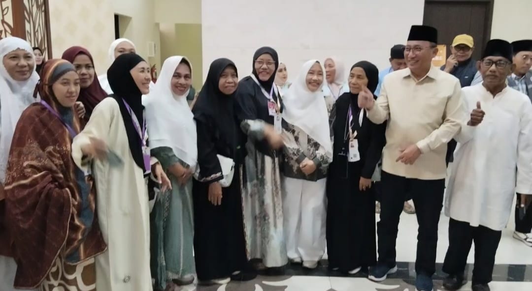 Tinjau JCH Kloter 15 di Sudiang, Walikota Ternate Minta Jaga Kesehatan dan Saling Membantu