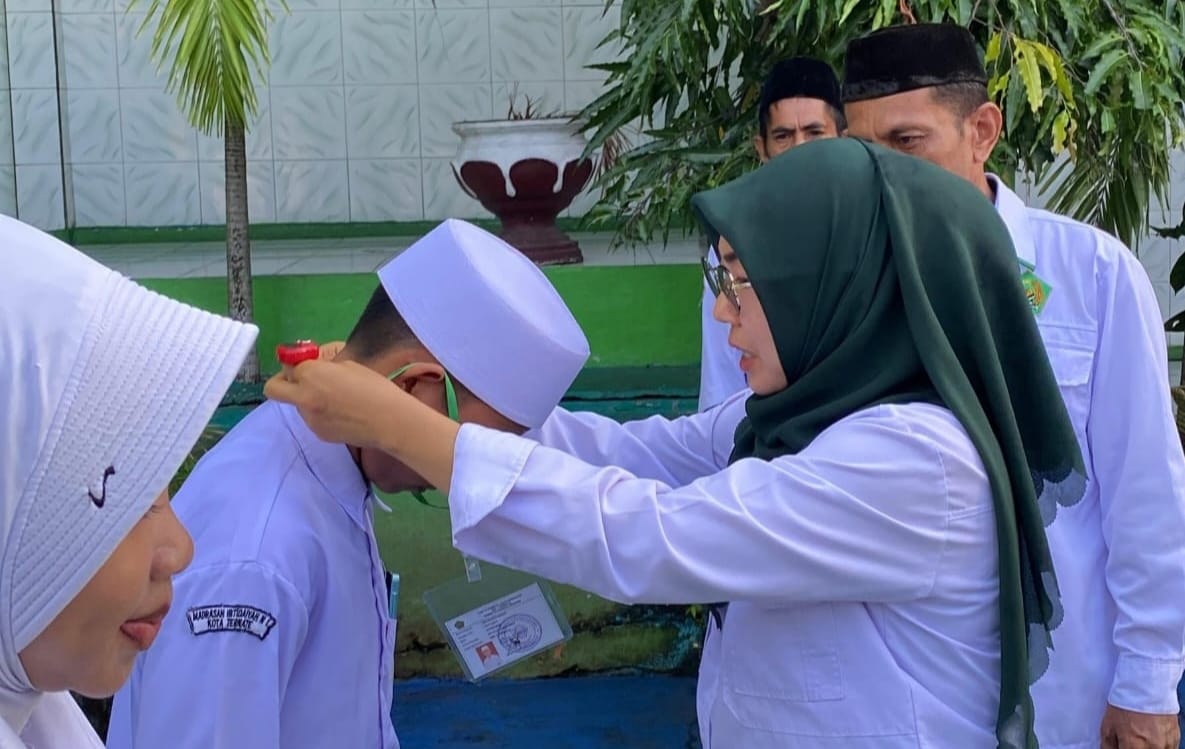 Pelaksanaan Ujian Madrasah Ibtidaiyah Ditandai Dengan Pembukaan Oleh Kassubag Tata Usaha Kemanag Kota Ternate