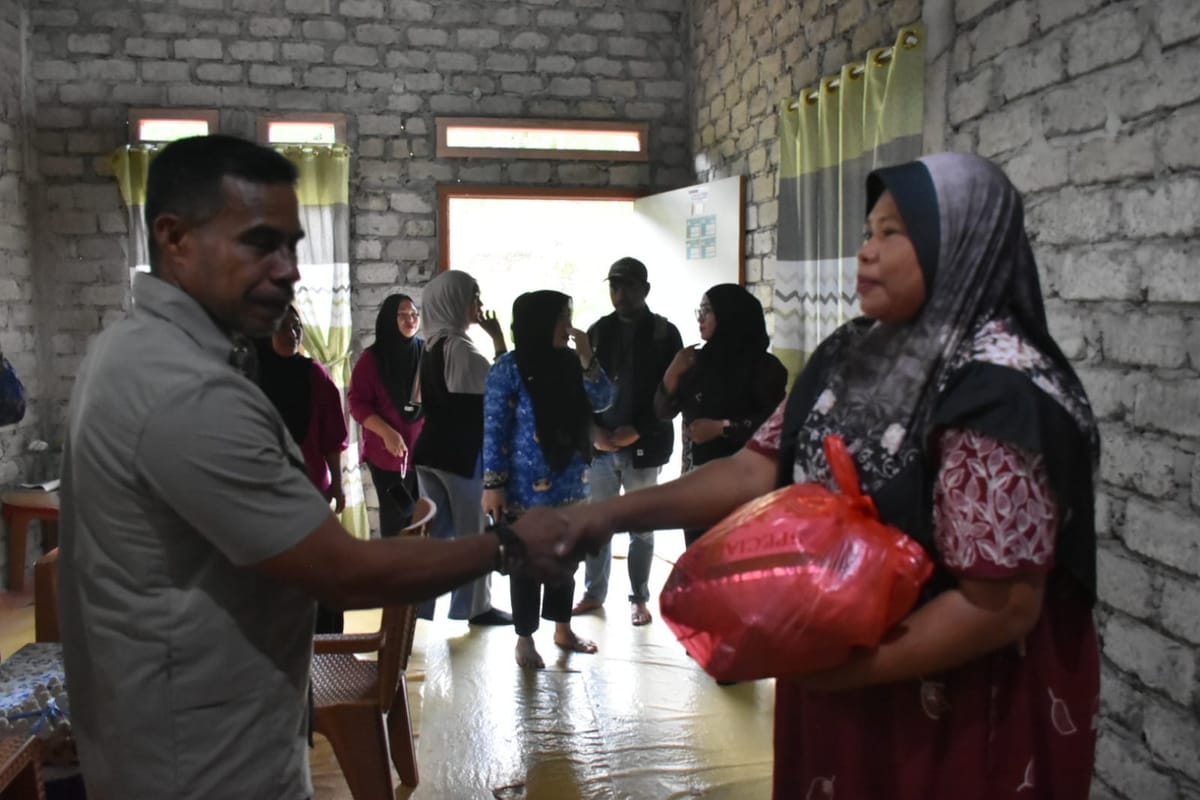 Bantuan Genting Menteri Wihaji Diserahkan Plt. Kaper BKKBN Malut di Oba Tengah