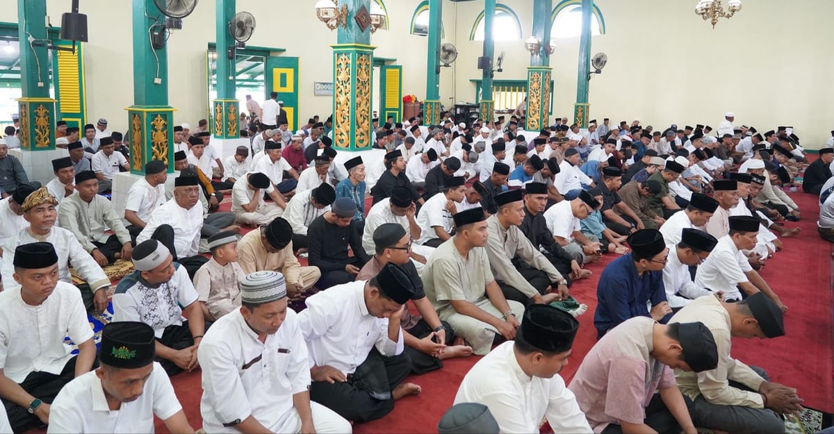 Umat Islam Memadati Sigi Lamo Masjid Kesultanan, Laksanakan Salat Idul Adha Kerjasama Pemkot dan PHBI Kota Ternate