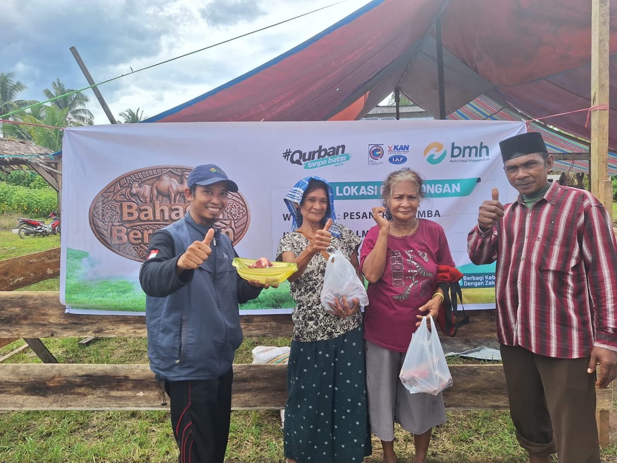 Senyum Suku Togutil Sambut Berkah Qurban BMH di Pesantren Rimba