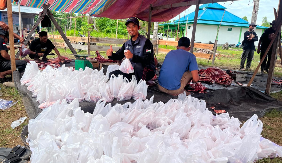 BMH Alirkan Berkah Qurban 35 Sapi dan 35 Kambing Tembus Seluruh Pelosok Maluku Utara