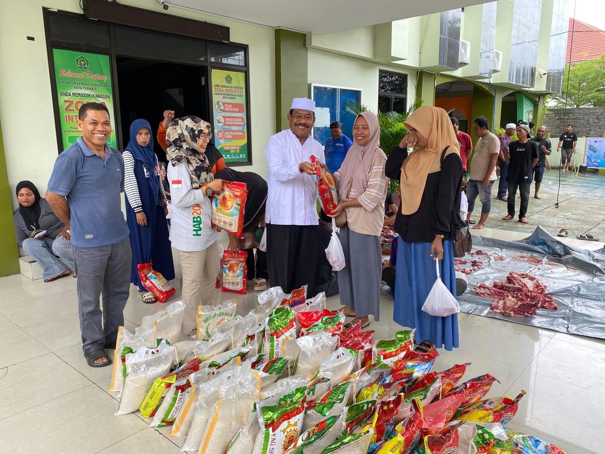 Kemenag Ternate Serahkan Daging dan Bantuan Beras di Hari Raya Kurban