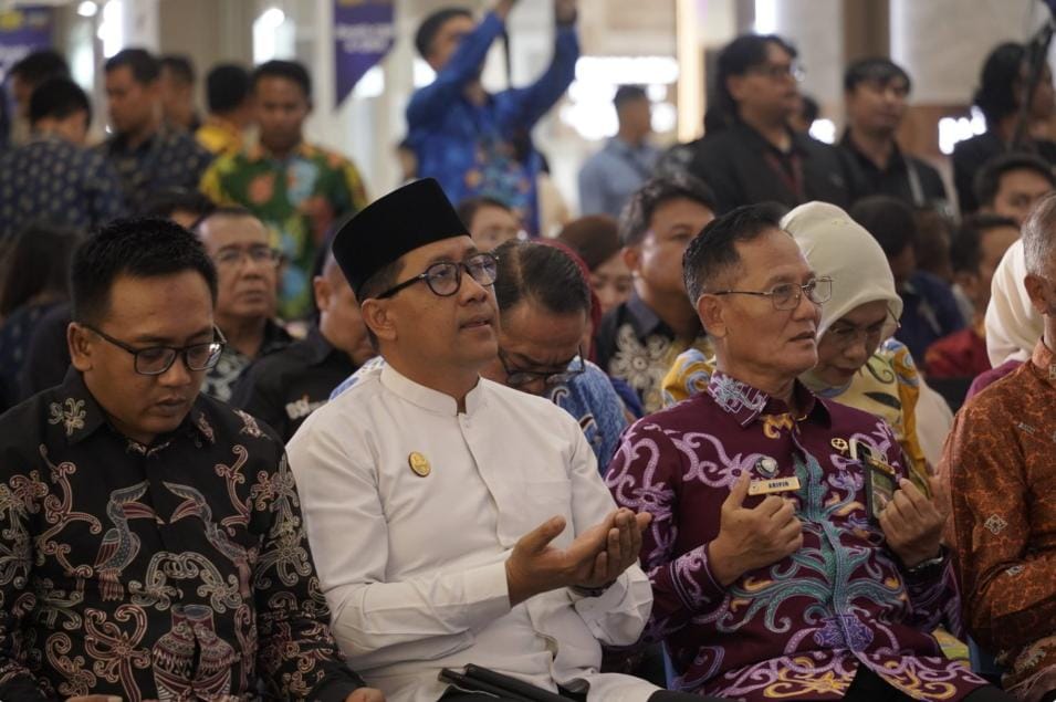 Pesona Tambun Bungai, Perkuat Ekonomi Umat Berbasis UMKM Halal, UIN PKY Terima Piagam