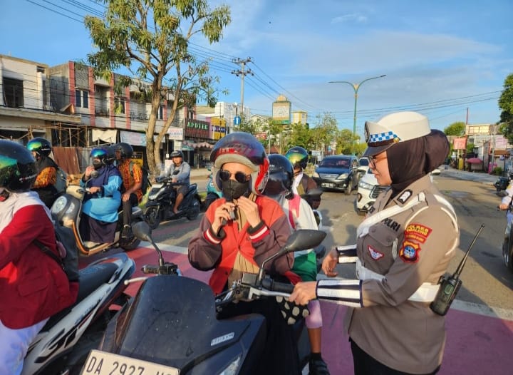 “Dengan Senyum dan Imbauan, Satlantas Tabalong Ajak Warga Lebih Peduli Keselamatan di Jalan”