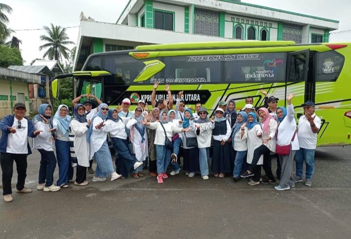 Pantai Batakan Baru Merekatkan Kebersamaan Para Pensiunan RRI Banjarmasin