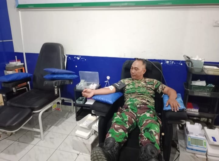 Babinsa Barabai Tunjukkan Jiwa Kemanusiaan Melalui Donor Darah