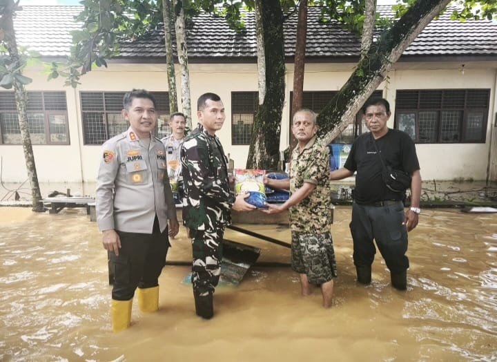 Bantu Ringankan Beban Warga, TNI-Polri Salurkan 1 Ton Beras Untuk Korban Banjir