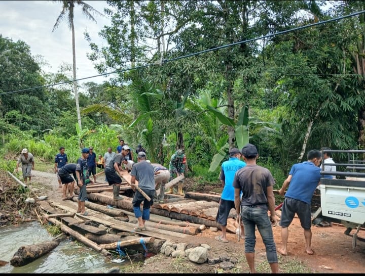 Babinsa Koramil 1002-01/BAS Bantu Bangun Jembatan Darurat untuk Warga Hinas Kiri