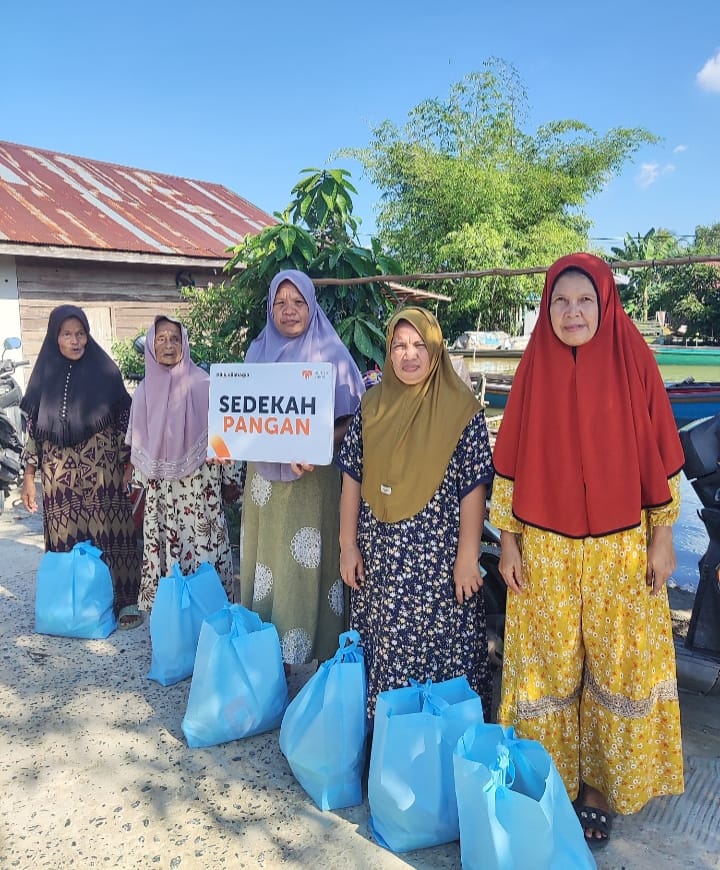 Rumah Zakat Salurkan 100 Paket Sedekah Pangan Untuk Warga Desa Terantang, Mandastana