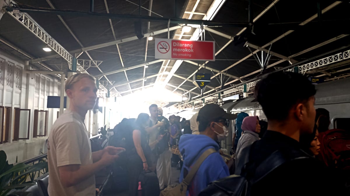 Tradisi Heroik di Stasiun Yogyakarta, Lagu Indonesia Raya Satukan Penumpang dan Wisatawan Asing