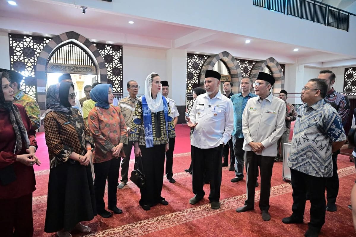 Viral Isu Menteri Pariwisata Menggunakan Sepatu di Masjid, Pemprov Sumbar Pastikan itu Tidak Benar