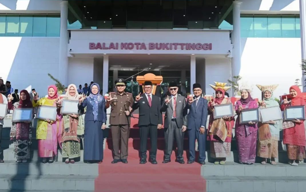 Pemko Bukittinggi Gelar Upacara Peringati Hardiknas, Walikota Serahkan Sejumlah Penghargaan