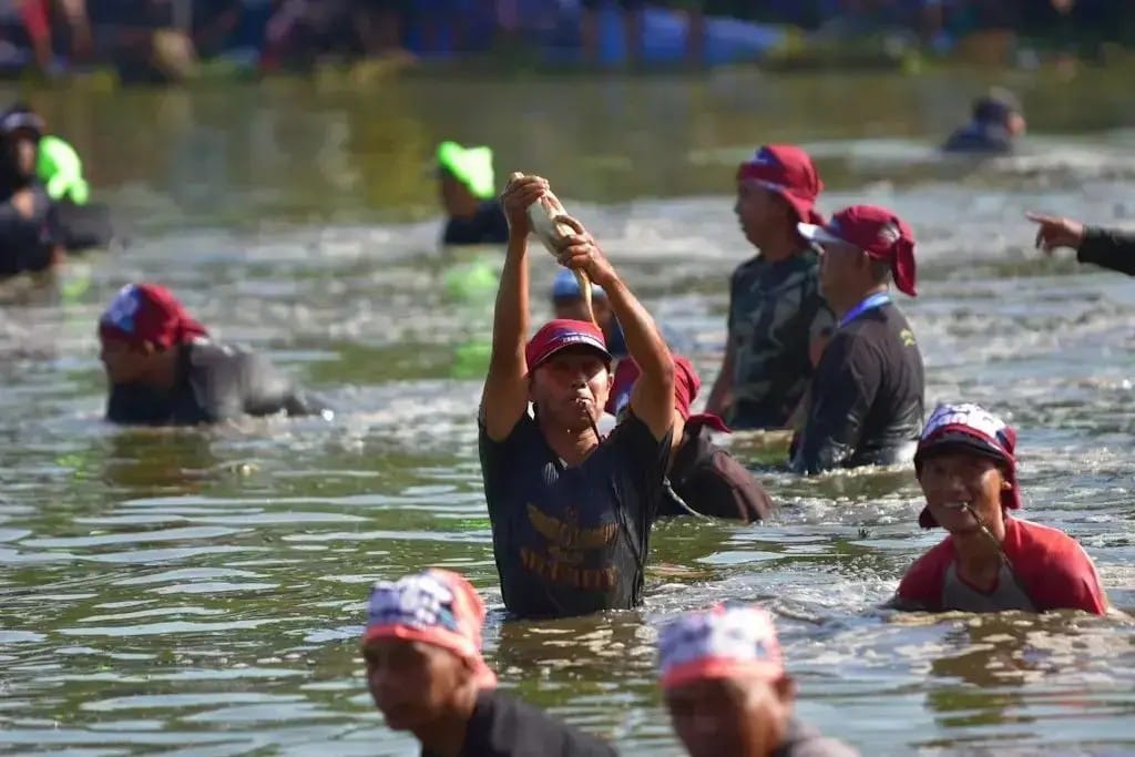 Serunya Ngubek Empang: Tangan Kosong, Tawa Penuh, Warga Sambut Lebaran Depok 2026