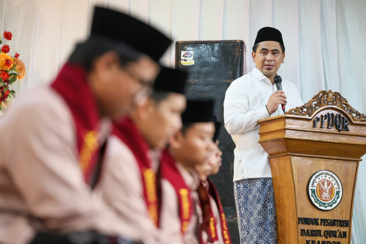 Wagub Ta Yasin Serahkan Bisyaroh kepada 6 Penghapal Al Qur'an