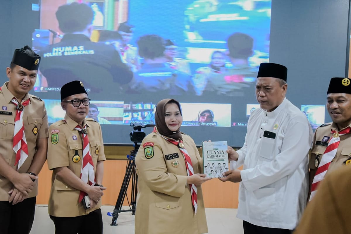 Luncurkan Buku Profil Ulama Kharismatik Jilid II, Bupati Kasmarni Meneladalani Sosok Perjuangan