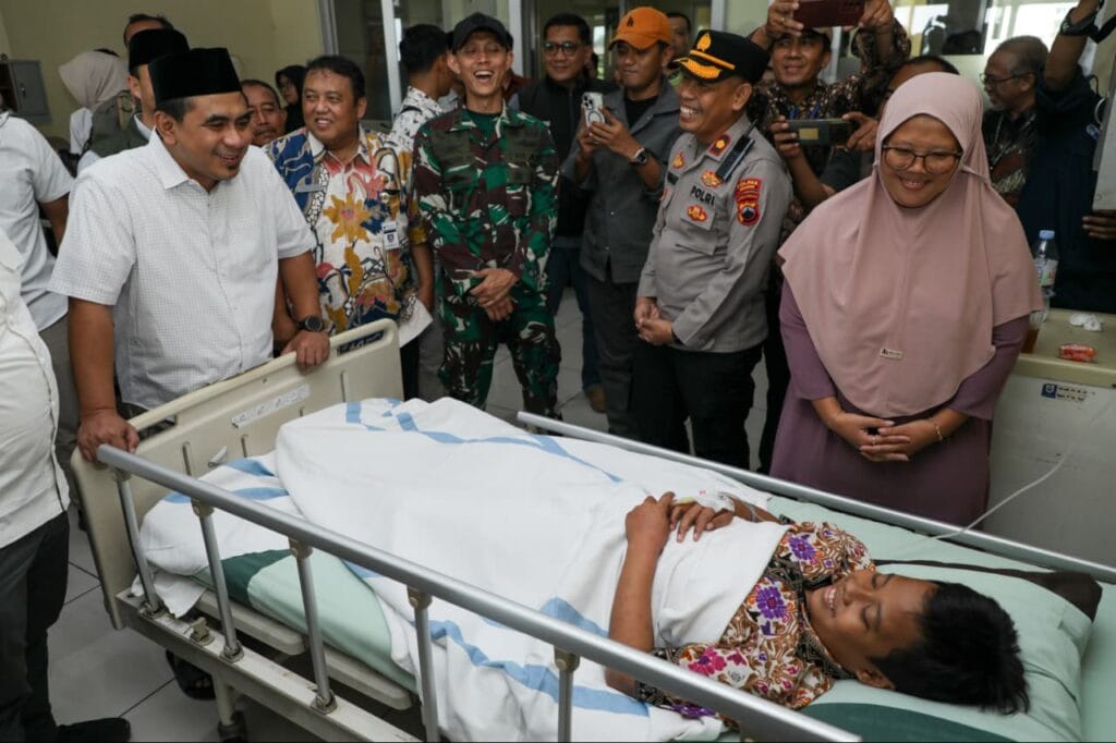 Wagub Taj Yasin Kunjungi Siswa Korban Robohnya Atap Bangunan Kelas