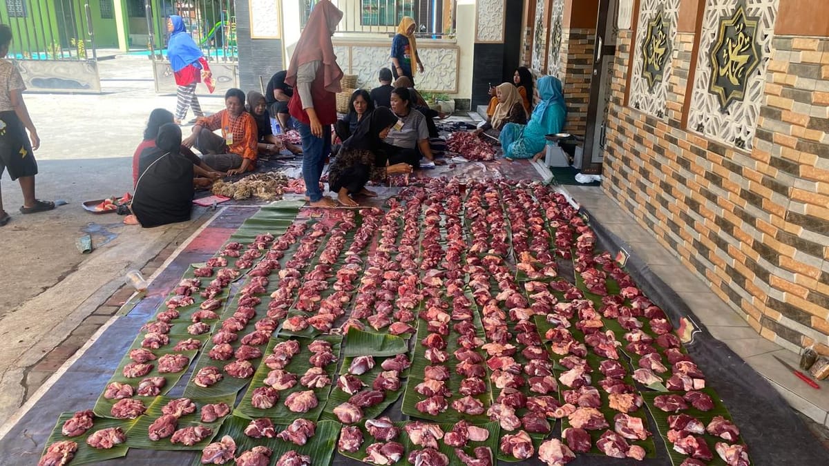 Darurat Sampah, Pembagian Daging Korban di Masjid Istiqomah Purwosari Solo, Tanpa Kantong Plastik