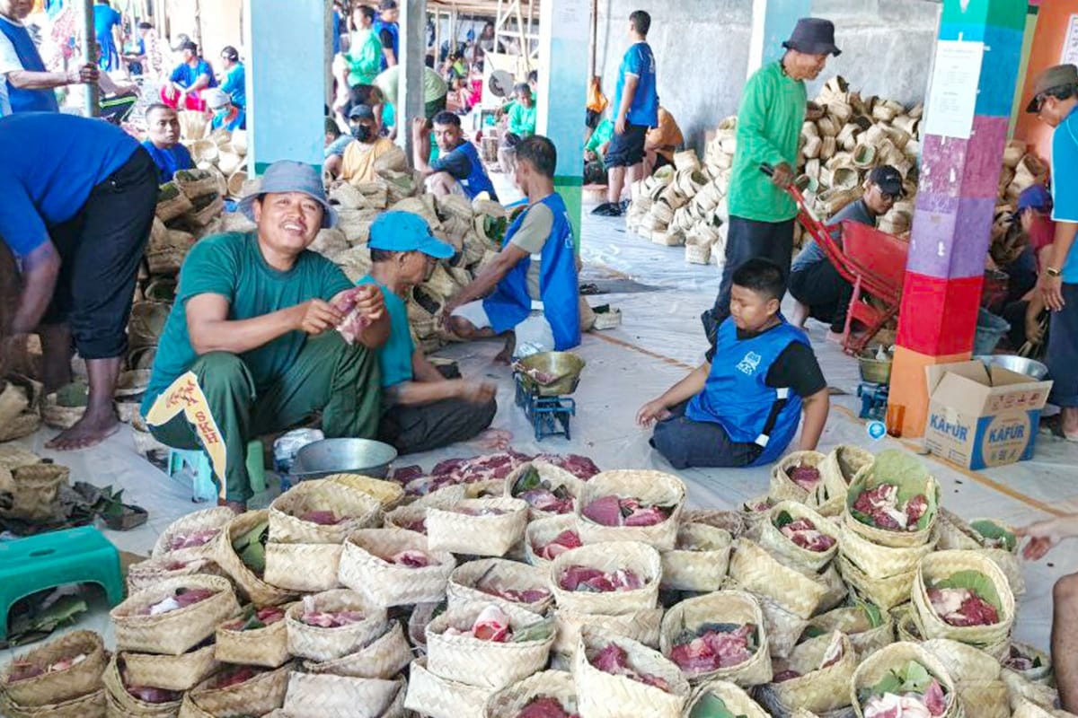 Sembelih 682 Sapi Dan 6.233 Kambing, MTA Pusat Solo Konsisten Bagikan Daging Korban Dengan Besek.