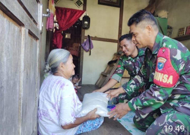 Babinsa Koramil Air Besar Salurkan Bantuan Beras untuk Warga Desa Serimbu Kab. Landak